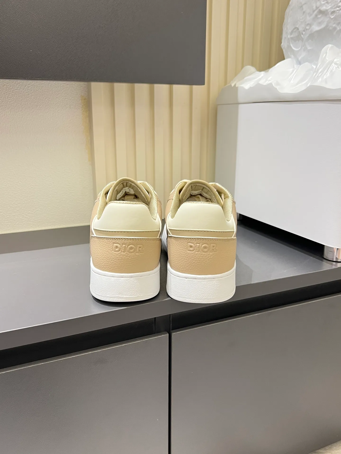 Men's shoes 💰p400 "Dio*" mid-top B27 casual sneakers. This B27 high-top sneaker is a new product in the series and continues Di*r's classic style. Crafted from gray and white smooth calf leather with beige and black Oblique print panels on the sides. The "CD Icon" shaped shoelace eyelets are clever and delicate, and the two-color rubber sole, rear collar and heel are all equipped with the brand's iconic details to enhance the style. Oblique printed straps at the ankle allow for an adjustable fit to complement the overall design. Fashionable and versatile, it can complement any look. Create an exquisite design with unique dynamic vitality and modern atmosphere, presented in low-top and high-top styles. This new must-have shoe adds a new dimension to Dior's archive heritage, embodying modern elegance. Purchase the original version and make it 1:1. If you need top quality, please come to me! Male 38-44!